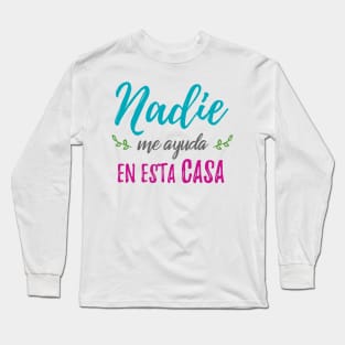 Nadie me ayuda en esta casa Long Sleeve T-Shirt